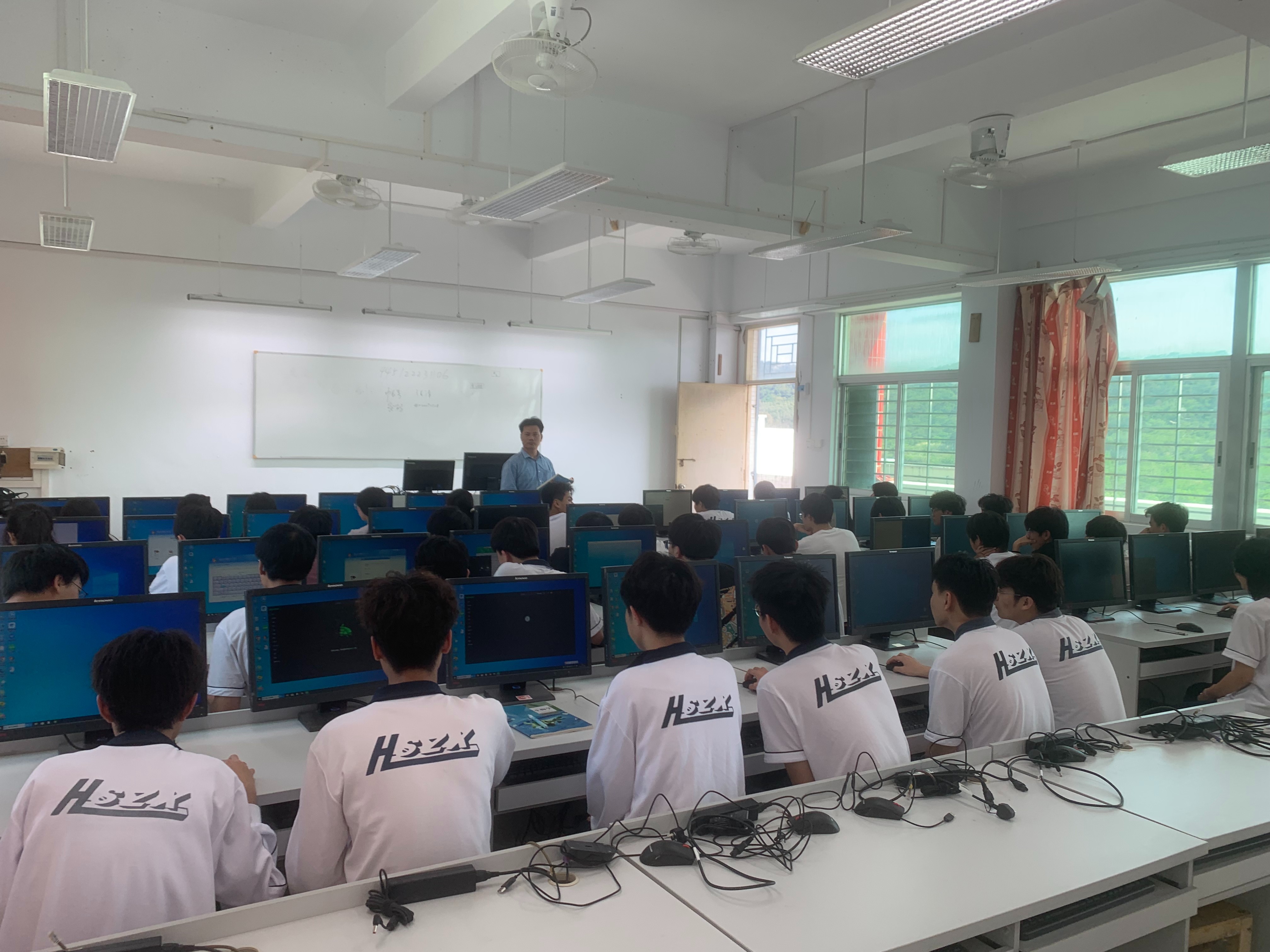 第二百零五至二百零六期“绿色爱心电脑教室”标准电脑41套（ 广州市欧派公益基金会）