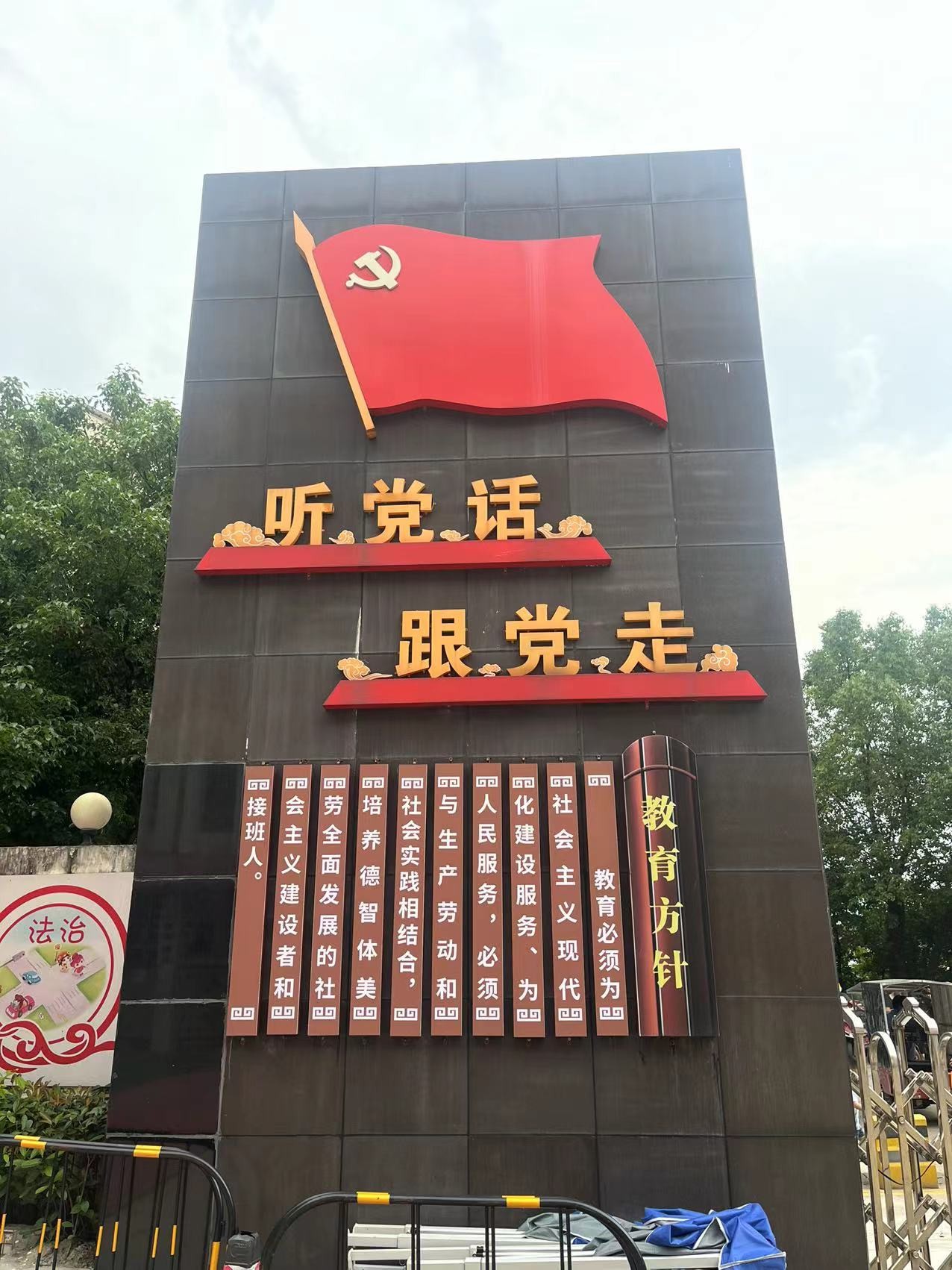 第二百一十一期“绿色爱心电脑教室”标准电脑21套（深圳市联星服装辅料有限公司）