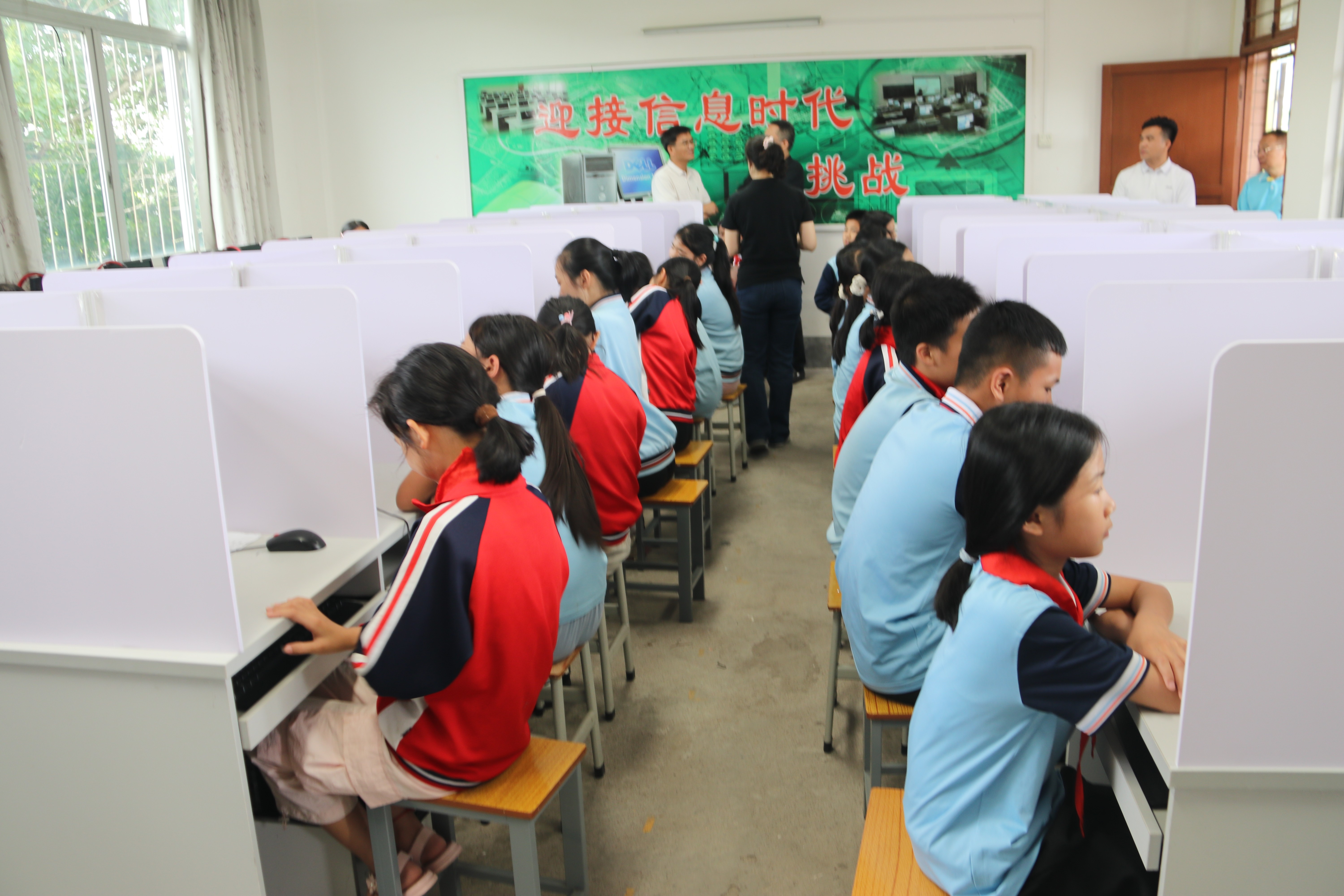 第二百四十六至二百四十七期“绿色爱心电脑教室”标准电脑41套（浙江省艾迪西公益基金会 ）